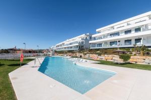 uma piscina em frente a um edifício em Casares Doña Julia, 3 bedrooms em Casares