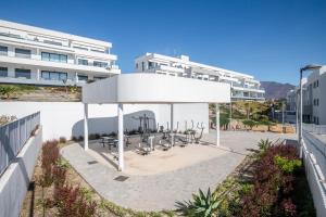 um pavilhão com mesas e cadeiras em frente a um edifício em Casares Doña Julia, 3 bedrooms em Casares