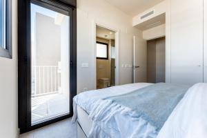 Posteľ alebo postele v izbe v ubytovaní 218 Cala de mijas Lotus Jardinana