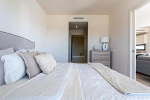 Posteľ alebo postele v izbe v ubytovaní 218 Cala de mijas Lotus Jardinana