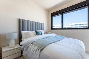 Posteľ alebo postele v izbe v ubytovaní 218 Cala de mijas Lotus Jardinana