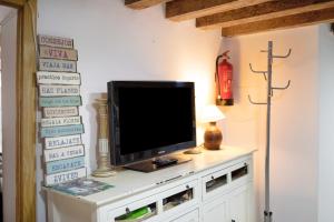 Telewizja i/lub zestaw kina domowego w obiekcie Cathedral Two Bedrooms Apartment