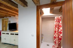 Telewizja i/lub zestaw kina domowego w obiekcie Cathedral Two Bedrooms Apartment