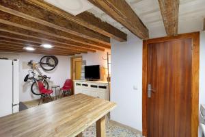 Telewizja i/lub zestaw kina domowego w obiekcie Cathedral Two Bedrooms Apartment