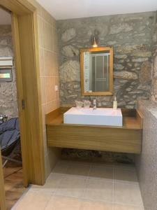 a bathroom with a sink and a mirror at Quinta dos Caibrais in Porcelhe