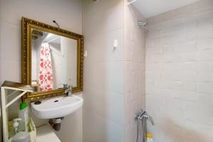 łazienka z umywalką i lustrem w obiekcie Cathedral Two Bedrooms Apartment w Kadyksie +20 zdjęć