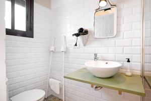 Un baño blanco con lavabo e inodoro. en Estudio Clara 1, en Conil de la Frontera 12 fotos más