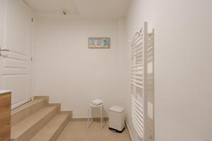 ル・トレポールにあるL'Air des Falaises - appartement confort Tréportの階段のある廊下、部屋内のスツール +11枚の写真