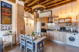 een keuken en eetkamer met een tafel en stoelen bij La Criba - Casa rural Eralta in Dúrcal +23 foto's