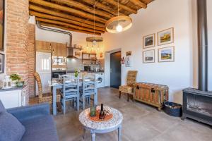 een woonkamer met een bank en een tafel bij La Criba - Casa rural Eralta in Dúrcal