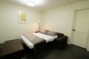 a bedroom with a bed in a room at Beautiful 1 Bedroom Garden Suite in Metrotown in Burnaby