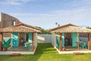 a house with two gazebos in the yard at CHALÉ NAMORADA PATACHO in Pôrto de Pedras +6 photos