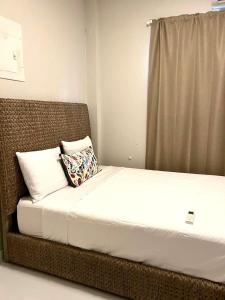 En eller flere senge i et værelse på Luxurious Beachside 3-Br Apt