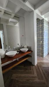 uma casa de banho com 2 lavatórios e um espelho grande em Linda Casa Praia de Pauba em condominio em São Sebastião