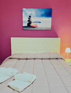 Letto o letti in una camera di Bed Boutique Napoli Colors