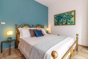 1 dormitorio con 1 cama grande y paredes azules en Scariceddu, en Riposto
