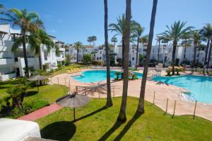Bazén v ubytování Aparment Terraza de Agustina- Swimming pool next to the beach nebo v jeho okolí