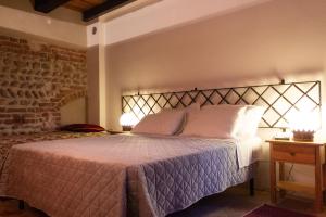 um quarto com uma cama com uma parede de tijolos em Castello di Castellengo em Cossato