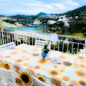 una mesa con girasoles en la parte superior de un balcón en Ponzamania Da Gino, en Ponza