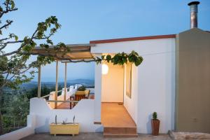 una casa bianca con vista sul cortile di Rural Residence a Skouloúfia