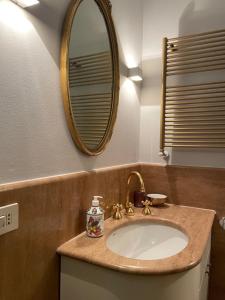 ein Bad mit einem Waschbecken und einem Spiegel in der Unterkunft Accademia Dream in Bergamo