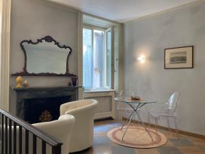 A seating area at Accademia Dream