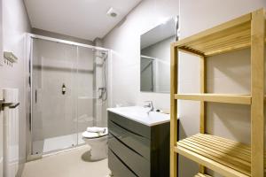 een badkamer met een douche, een wastafel en een toilet bij Charming Madrid La Elipa - 3 dormitorios in Madrid