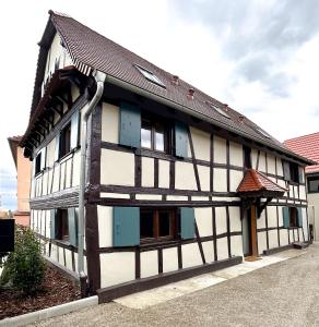 czarno-biały budynek z dachem w obiekcie Escale au cœur de l'Alsace w mieście Wolfisheim