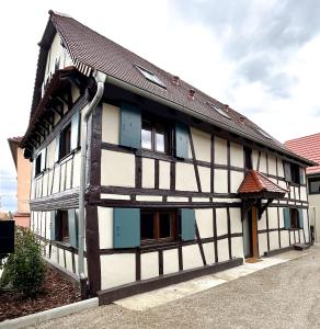 a black and white building with a roof at Escale au cœur de l'Alsace in Wolfisheim