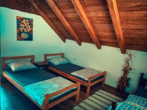 KavanaKunt في أراندجيلوفاك: إطلالة علوية على سريرين في غرفة ذات سقوف خشبية