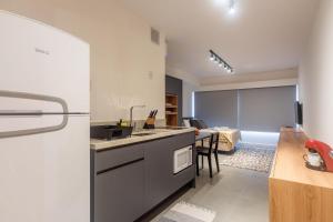 eine Küche mit einer Theke und einem Esszimmer in der Unterkunft LIV - Apartamento 904 in Porto Alegre