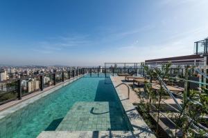 una piscina en la azotea de un edificio en LIV - Apartamento 904 en Porto Alegre