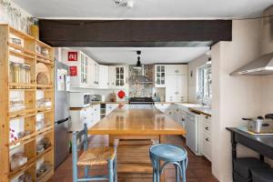 cocina grande con mesa de madera y sillas en 185º Sud en Son Parc