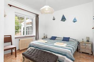 een slaapkamer met een bed, een stoel en een raam bij 185º Sud in Son Parc