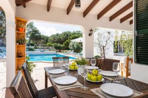 uma sala de jantar com uma mesa e uma piscina em 185º Sud em Son Parc