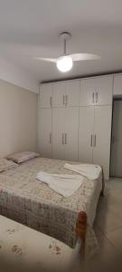 a bedroom with two beds and a ceiling fan at Apartamento Balneário Camboriu in Balneário Camboriú