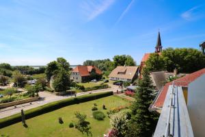 uma vista aérea de uma pequena cidade com uma igreja em Ferienzimmeranlage Deutsches Haus Deutsches Haus App 36 em Wustrow