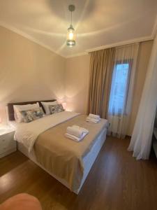 1 dormitorio con 1 cama con 2 toallas en Luca's Apartment in old tbilisi, en Tiflis