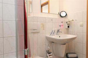 a bathroom with a sink and a shower at Ferienzimmeranlage Deutsches Haus Deutsches Haus App 16 in Wustrow