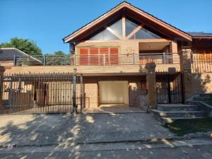 una casa con una puerta delante de ella en Casa Solares en Villa Carlos Paz