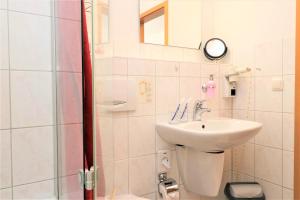 a bathroom with a sink and a shower at Ferienzimmeranlage Deutsches Haus Deutsches Haus App 29 in Wustrow