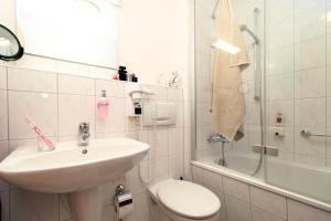 a bathroom with a sink and a toilet and a shower at Ferienzimmeranlage Deutsches Haus Deutsches Haus App 37 in Wustrow