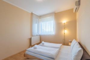 Postel nebo postele na pokoji v ubytování Kék Hullám Apartman By BLTN