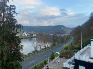 een uitzicht op een rivier en een weg naast een meer bij Hotel Gonzlay in Traben-Trarbach