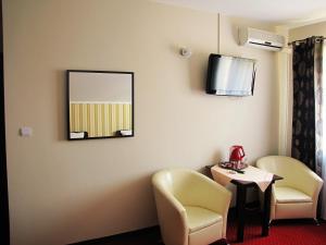 Telewizja i/lub zestaw kina domowego w obiekcie Pokoje Gościnne Anna Airport Modlin