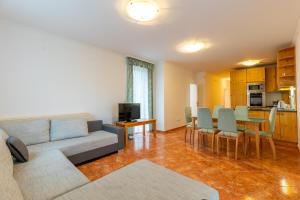 Kuchyňa alebo kuchynka v ubytovaní Együtt a Család II Apartman By BLTN