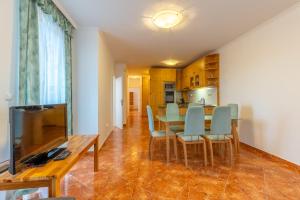 Kuchyňa alebo kuchynka v ubytovaní Együtt a Család II Apartman By BLTN