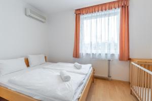 Posteľ alebo postele v izbe v ubytovaní Együtt a Család II Apartman By BLTN
