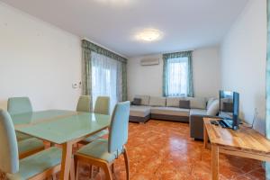 Posedenie v ubytovaní Együtt a Család II Apartman By BLTN