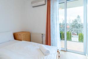 Posteľ alebo postele v izbe v ubytovaní Együtt a Család II Apartman By BLTN